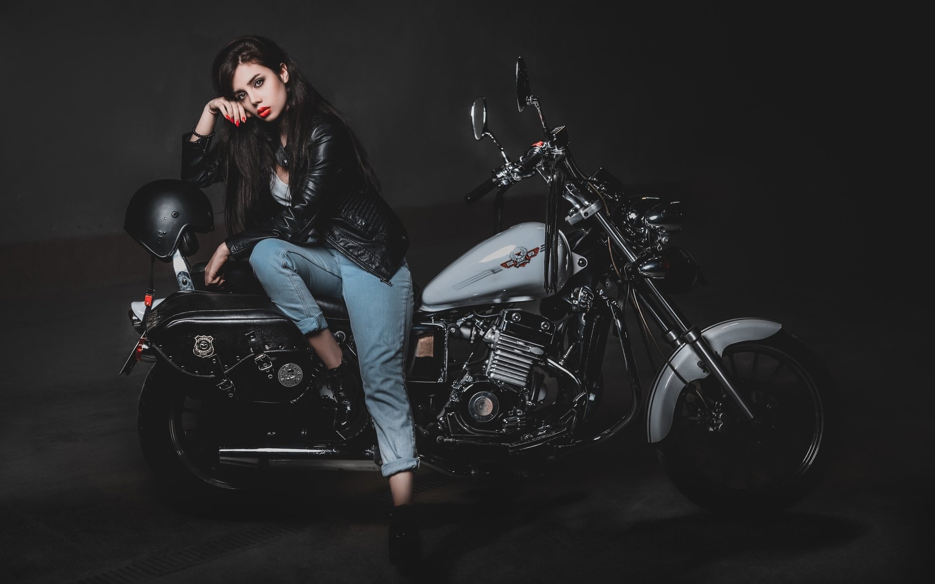 Biker girls: style and drive brings the glow — live moments in Baghdad